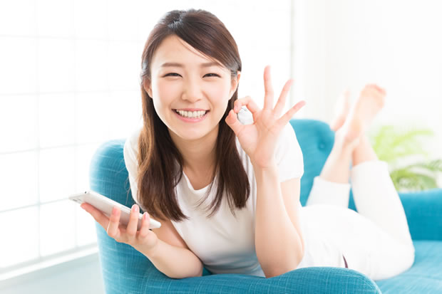 喜ぶ女性